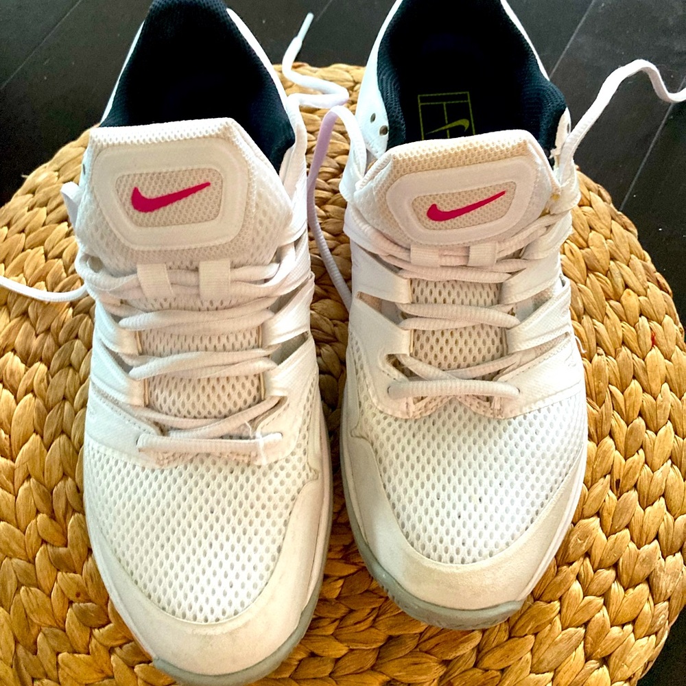 Nike Court Air Zoom ladies tennis shoes.   Sz 9